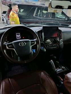 تۆیۆتا لاند کروزەر